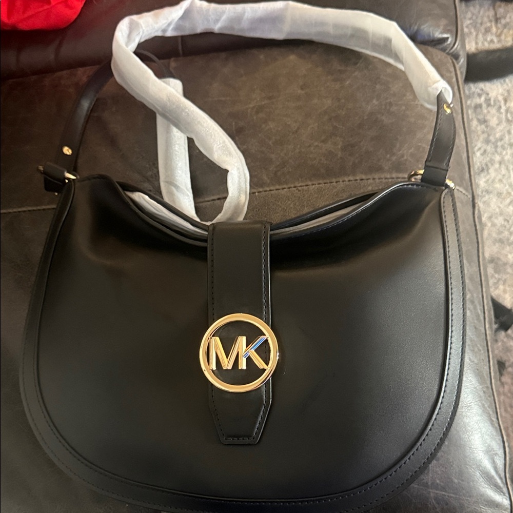 Michael Kors Elegant Black Shoulder Bag with Gold Accent